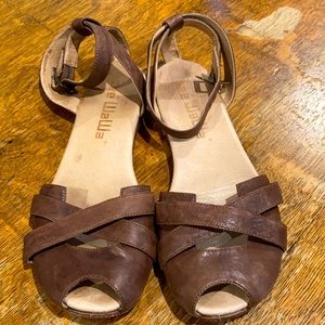 Gee WaWa brown leather peep toe flat sandals